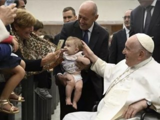 Đức Thánh Cha Phanxicô chúc lành cho một em bé sau khi phát biểu với một nhóm doanh nhân Ý vào ngày 12 tháng 9 về sự cần thiết phải hỗ trợ các bà mẹ đang đi làm  (Ảnh: Truyền thông Vatican)