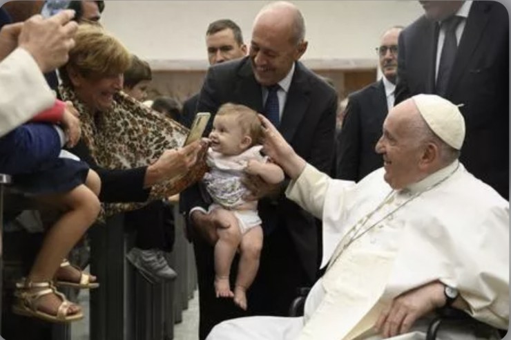 Đức Thánh Cha Phanxicô chúc lành cho một em bé sau khi phát biểu với một nhóm doanh nhân Ý vào ngày 12 tháng 9 về sự cần thiết phải hỗ trợ các bà mẹ đang đi làm  (Ảnh: Truyền thông Vatican)