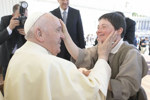 Sơ Marie Claire Rolland chúc lành cho Đức Thánh Cha Phanxicô  vào ngày 21 tháng 9 năm 2022 (Ảnh: Truyền thông Vatican)