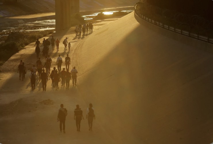 Những người di cư, chủ yếu đến từ Venezuela, đi bộ gần bức tường biên giới ở El Paso, Texas, sau khi băng qua Rio Bravo vào ngày 11 tháng 9 năm 2022 (Ảnh: Jose Luis Gonzalez / Reuters qua CNS)