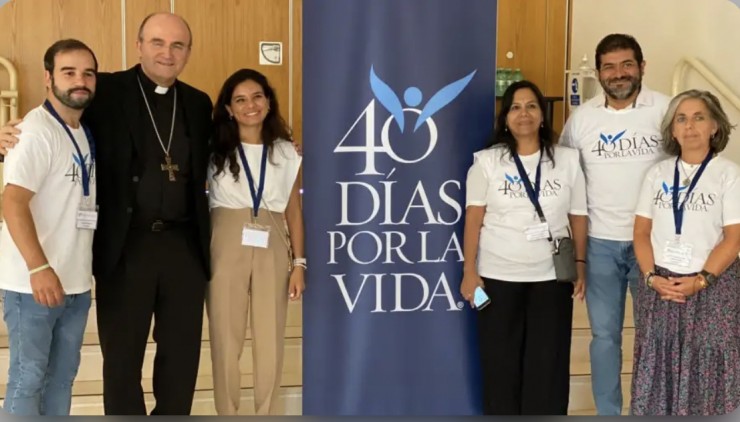 Đức Giám mục José Ignacio Munilla với các tình nguyện viên của ‘40 Ngày vì Sự sống’ ở Tây Ban Nha