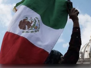 Một người cầm quốc kỳ Mexico trong giờ Kinh Truyền Tin tại Quảng trường Thánh Phêrô vào ngày 10 tháng 1 năm 2016 (Ảnh: Alexey Gotovsky / CNA)