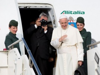 Đức Thánh Cha Phanxicô đáp chuyến bay đến Geneva vào ngày 21 tháng 6 năm 2018 (Ảnh: Daniel Ibáñez / CNA)