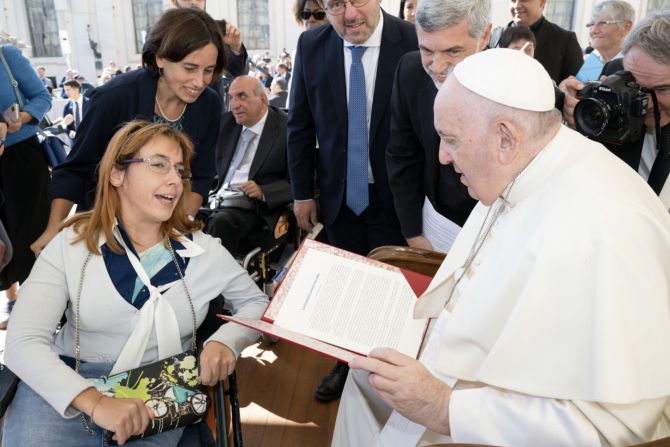 Chị Giulia Cirillo đệ trình cho Đức Thánh Cha Phanxicô một báo cáo từ những người Công giáo khuyết tật vào ngày 21 tháng 9 năm 2022 (Ảnh: Truyền thông Vatican)
