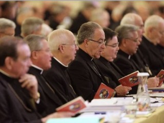 Các Giám mục cầu nguyện trong cuộc họp đại hội đồng mùa thu năm 2017 của Hội đồng Giám mục Công giáo Hoa Kỳ ở Baltimore. Việc cải tổ Giáo triều Rôma của ĐTC Phanxicô nhấn mạnh công việc ở Vatican không chỉ là công việc phục vụ Đức Giáo hoàng, mà còn phục vụ các Giáo phận cũng như các Giám mục và các Hội đồng Giám mục trên khắp thế giới (Ảnh: CNS / Bob Roller)