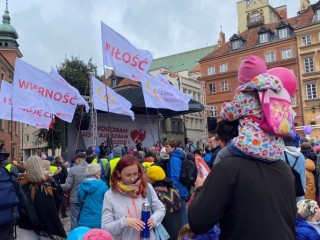 ‘Cuộc tuần hành vì Sự sống và Gia đình’ tại Warszawa, Ba Lan, hôm Chúa nhật ngày 18 tháng 9 năm 2022 (Ảnh: Nữ tu Amata Nowaszewska)