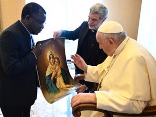 Đức Thánh Cha Phanxicô làm phép ảnh Đức Mẹ bế Chúa Hài Đồng trong cuộc gặp gỡ với các Linh mục thuộc Tu hội Schonstatt tại Vatican vào ngày 1 tháng 9 năm 2022. Bên phải Đức Thánh Cha là Cha Alexandre Awi Mello, Bề trên Tổng quyền của Tu hội Schonstatt và là Thư ký của Thánh Bộ Giáo dân. , Gia đình và Sự sống. Các Linh mục đã quy tụ về Rôma để tham dự Tổng tu nghị của họ (Ảnh: CNS / Truyền thông Vatican)