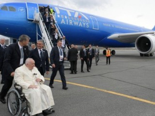 Đức Thánh Cha Phanxicô chuẩn bị lên chuyến bay Giáo hoàng (Ảnh vào tháng 7 năm 2022, Truyền thông Vatican)