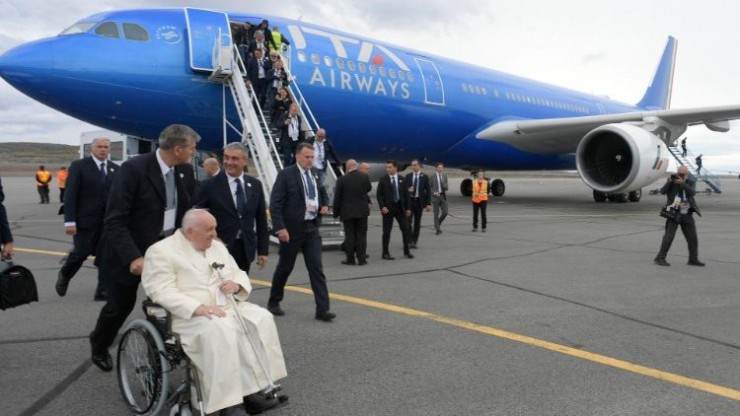 Đức Thánh Cha Phanxicô chuẩn bị lên chuyến bay Giáo hoàng (Ảnh vào tháng 7 năm 2022, Truyền thông Vatican)