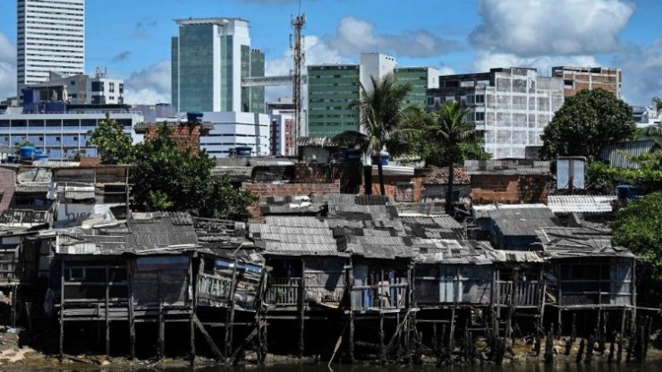 Một khu ổ chuột ở Pernambuco, phía đông bắc Brazil, nơi có 33,1 triệu người sống trong cảnh đói kém (Ảnh: AFP)