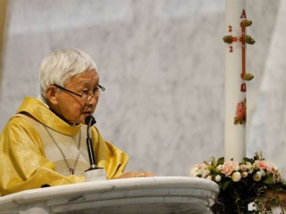 Đức Hồng Y Joseph Zen chia sẻ trong Thánh lễ tại Nhà thờ Thánh Giá vào ngày 24 tháng 5 năm 2022, ở Hồng Kông, Trung Quốc. Đức Hồng y Zen, ban đầu dự kiến sẽ bị xét xử vào ngày 19 tháng 9 và kết thúc với phán quyết vào ngày 23 tháng 9, liên quan đến vai trò của ngài là người được ủy thác của một quỹ pháp lý ủng hộ dân chủ, quỹ mà ngài và những người được ủy thác khác bị cáo buộc vì tội đã không đăng ký dân sự. Phiên tòa đã bị trì hoãn do Covid-19 (Ảnh: Louise Delmotte / Getty Images)