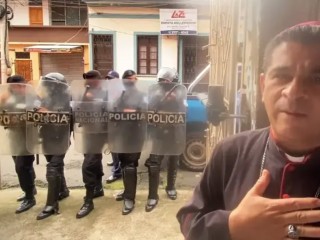Đức Giám mục José Álvarez Lagos bị cảnh sát bao vây vào ngày 4 tháng 8 năm 2022. Việc giam giữ vị Giám chức đã được trích dẫn trong một báo cáo về nhân quyền của Liên hợp quốc ngày 13 tháng 9 năm 2022 (Ảnh: Truyền thông Giáo phận TV Merced / Giáo phận Matagalpa)