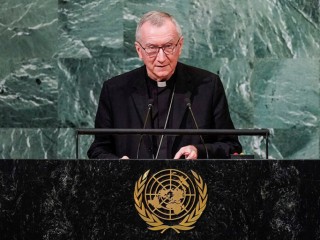 Đức Hồng y Pietro Parolin, Quốc Vụ Khanh Vatican, phát biểu tại phiên họp thứ 77 của Đại hội đồng Liên Hợp Quốc tại trụ sở Liên Hợp Quốc ở Thành phố New York vào ngày 24 tháng 9 năm 2022 (Ảnh: Eduardo Munoz / Reuters qua CNS)