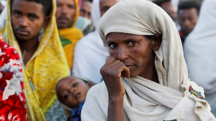 Một phụ nữ đứng xếp hàng để nhận thực phẩm quyên góp tại trường tiểu học Tsehaye, nơi đã được biến thành nơi trú ẩn tạm thời dành cho những người phải di tản do xung đột, ở Shire, thuộc vùng Tigray của Ethiopia, vào ngày 15 tháng 3 năm 202. Trong giờ nguyện Kinh Truyền Tin hôm 23 tháng 10 năm 2022 tại Vatican, Đức Thánh Cha Phanxicô đã kêu gọi các nhà lãnh đạo ở Ethiopia và vùng Tigray “chấm dứt sự đau khổ” của người dân bằng cách đàm phán một thỏa thuận hòa bình; ngày hôm sau, các nhà lãnh đạo cho biết họ đang quay trở lại các cuộc đàm phán hòa bình (Nguồn: Baz Ratner / Reuters qua CNS)