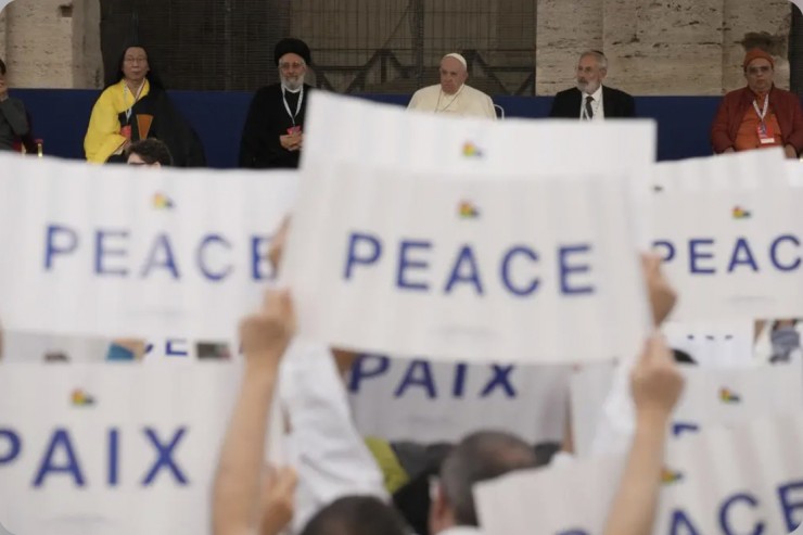 Đức Thánh Cha Phanxicô tham dự hội nghị quốc tế “Tiếng kêu cầu hòa bình” (Il Grids della speed) vì hòa bình do Cộng đồng Sant'Egidio tổ chức cùng với các nhà lãnh đạo Kitô giáo trước Đấu trường La Mã, thứ Ba, ngày 25 tháng 10 năm 2022 (Ảnh : Andrew Medichini / AP)