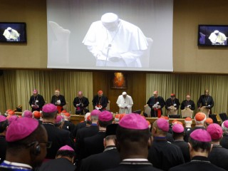 Đức Thánh Cha Phanxicô tham gia cầu nguyện tại phiên khai mạc Thượng Hội đồng Giám mục về Gia đình tại Vatican ngày 5 tháng 10 (Ảnh: CNS / Paul Haring)