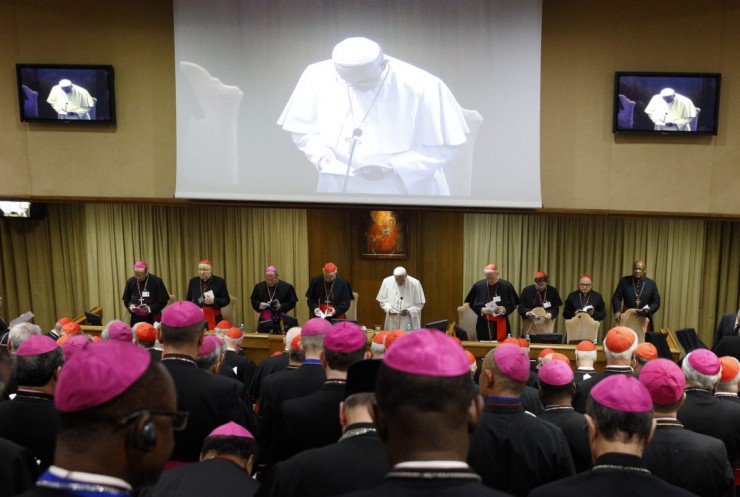Đức Thánh Cha Phanxicô tham gia cầu nguyện tại phiên khai mạc Thượng Hội đồng Giám mục về Gia đình tại Vatican ngày 5 tháng 10 (Ảnh: CNS / Paul Haring)