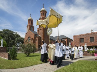 Cha Michael Champagne kiệu Mình Thánh Chúa từ Trung tâm Borel tại Nhà thờ Công giáo St. Bernard ở Breaux Bridge, La., thuộc Giáo phận Lafayette (Ảnh: CNS / Tim Mueller)