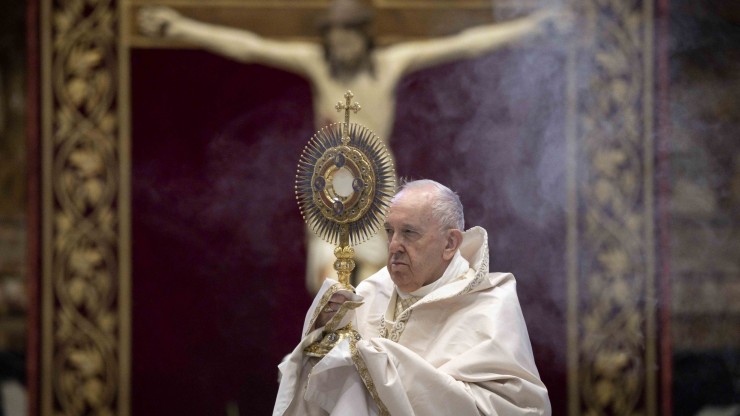 Đức Thánh Cha Phanxicô chủ sự giờ Chầu Thánh Thể nhân dịp lễ Mình và Máu Thánh Chúa Kitô tại Vương Cung Thánh Đường Thánh Phêrô tại Vatican ngày 14 tháng 6 năm 2020 (Ảnh: CNS / Truyền thông Vatican)