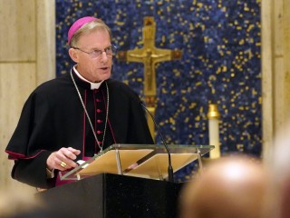 Đức Tổng Giám mục John C. Wester Địa phận Santa Fe, N.M., đưa ra suy tư về nhu cầu cấp bách của việc giải trừ vũ khí hạt nhân trong một buổi  cầu nguyện cho các nhà ngoại giao Liên Hợp Quốc tại Nhà thờ Thánh Gia ở Thành phố New York vào ngày 12 tháng 9 năm 2022. Buổi cầu nguyện, được tổ chức bởi phái đoàn quan sát viên thường trực của Vatican tại Liên hợp quốc, được tổ chức vào trước ngày khai mạc khóa họp thứ 77 của Đại hội đồng Liên hợp quốc. (Ảnh: Gregory A. Shemitz / CNS)