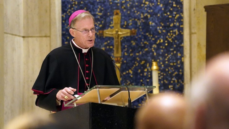 Đức Tổng Giám mục John C. Wester Địa phận Santa Fe, N.M., đưa ra suy tư về nhu cầu cấp bách của việc giải trừ vũ khí hạt nhân trong một buổi  cầu nguyện cho các nhà ngoại giao Liên Hợp Quốc tại Nhà thờ Thánh Gia ở Thành phố New York vào ngày 12 tháng 9 năm 2022. Buổi cầu nguyện, được tổ chức bởi phái đoàn quan sát viên thường trực của Vatican tại Liên hợp quốc, được tổ chức vào trước ngày khai mạc khóa họp thứ 77 của Đại hội đồng Liên hợp quốc. (Ảnh: Gregory A. Shemitz / CNS)