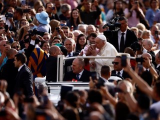 Đức Thánh Cha Phanxicô, trong bức ảnh được chụp đang hôn một em bé trong buổi tiếp kiến chung của ngài tại Vatican vào ngày 28 tháng 9, đã coi việc chăm sóc người cao tuổi trở thành một chủ đề trong Triều đại Giáo hoàng của mình (Ảnh: CNS / Yara Nardi, Reuters)