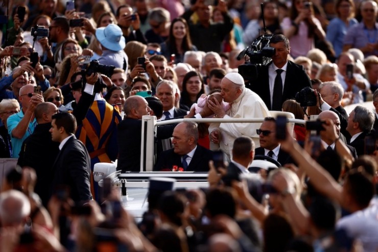 Đức Thánh Cha Phanxicô, trong bức ảnh được chụp đang hôn một em bé trong buổi tiếp kiến chung của ngài tại Vatican vào ngày 28 tháng 9, đã coi việc chăm sóc người cao tuổi trở thành một chủ đề trong Triều đại Giáo hoàng của mình (Ảnh: CNS / Yara Nardi, Reuters)