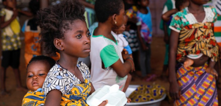 Một phụ nữ trẻ cõng một em bé đang cầm phần ăn trưa của mình trong buổi phân phát thực phẩm ở Accra, Ghana, ngày 3 tháng 6 năm 2022. Đánh dấu kỷ niệm Ngày Lương thực Thế giới của Liên hợp quốc, ngày 16 tháng 10, Đức Thánh Cha Phanxicô cho biết rằng hành động yêu thương và liến đới chính là chìa khóa để chiến đấu chống lại nạn đói kém (Ảnh: CNS / Francis Kokoroko, Reuters)