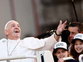 Đức Thánh Cha Phanxicô chào đón đám đông trong buổi tiếp kiến chung tại Quảng trường Thánh Phêrô tại Vatican ngày 19 tháng 10 năm 2022 (Ảnh: CNS / Yara Nardi, Reuters)