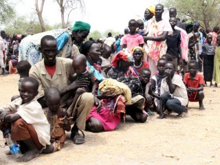 Những người dân Nam Sudan tản cư đang chờ đợi tại một tiền đồn của Chương trình Lương thực Thế giới, nơi hàng nghìn người đã đến trú ẩn ở Malakal, Nam Sudan (Ảnh: CNS / Denis Dumo, Reuters)