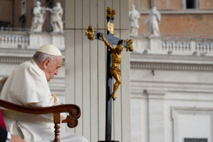 Đức Thánh Cha Phanxicô thinh lặng trong buổi tiếp kiến chung hôm thứ Tư ngày 26 tháng 10 năm 2022 tại Vatican (Ảnh: CNS / Truyền thông Vatican qua Reuters)