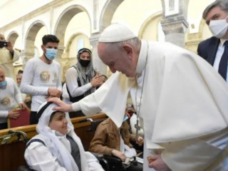 Đức Thánh Cha Phanxicô chúc lành cho một em thiếu nhi trong Nhà thờ Đức Mẹ Vô nhiễm Nguyên tội ở Bakhdida, Iraq, vào ngày 7 tháng 3 năm 2021 (Ảnh: Truyền thông Vatican )
