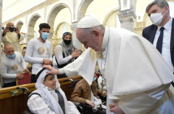 Đức Thánh Cha Phanxicô chúc lành cho một em thiếu nhi trong Nhà thờ Đức Mẹ Vô nhiễm Nguyên tội ở Bakhdida, Iraq, vào ngày 7 tháng 3 năm 2021 (Ảnh: Truyền thông Vatican )