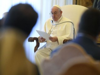 Đức Thánh Cha Phanxicô trò chuyện với các doanh nhân Tây Ban Nha đến thăm Vatican, ngày 17 tháng 10 năm 2022 (Ảnh: Truyền thông Vatican)