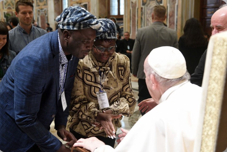 Một cặp vợ chồng đến từ Cameroon chào Đức Thánh Cha Phanxicô trong buổi tiếp kiến các sinh viên và nhân viên của Học Viện Thần học Giáo hoàng Gioan Phaolô II về Khoa học Hôn nhân và Gia đình tại Sảnh Clementine, Vatican (Ảnh: CNS / Truyền thông Vatican)