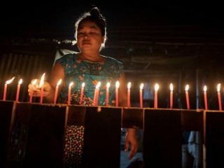Một phụ nữ ở Yangon, Myanmar, thắp nến trong Lễ hội ánh sáng ngày 31 tháng 10 năm 2020 (Ảnh: Shwe Paw Mya Tin / Reuters qua CNS)