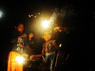 Trẻ em Ấn Độ chơi đùa với pháo hoa khi chúng ăn mừng lễ Diwali vào năm 2016 (Ảnh: AFP)