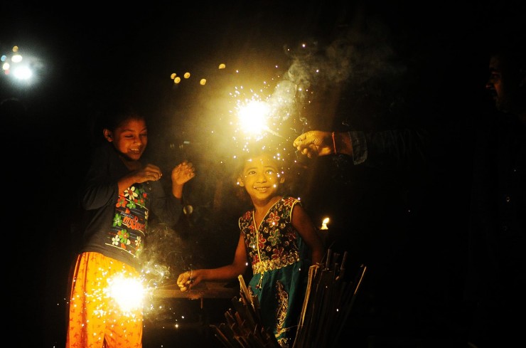 Trẻ em Ấn Độ chơi đùa với pháo hoa khi chúng ăn mừng lễ Diwali vào năm 2016 (Ảnh: AFP)