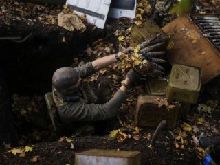 Một công nhân phá mìn bảo vệ lãnh thổ Ukraine lấy đạn dược của Nga bị bỏ lại khi nhóm của anh rà phá bom mìn gần làng Hrakove, Ukraine, thứ Năm, ngày 13 tháng 10 năm 2022 (Ảnh: AP Photo / Francisco Seco)