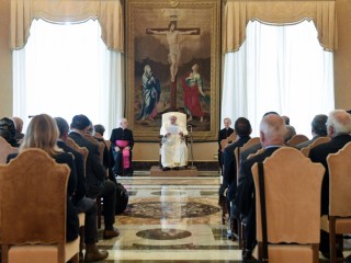 Đức Thánh Cha Phanxicô phát biểu trong buổi tiếp kiến các quan chức dân cử của Pháp vào ngày 21 tháng 10 năm 2022, tại Ppòng hội trường thuộc Điện Tông Tòa (Ảnh: CNS / Truyền thông Vatican)