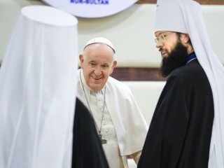 Đức Thánh Cha Phanxicô gặp gỡ Đức Tổng Giám mục Anthony Sevryuk Địa phận Volokolamsk, phải, phụ trách quan hệ đối ngoại của Giáo hội Chính thống Nga, tại 'Đại hội các nhà Lãnh đạo Thế giới và các Tôn giáo Truyền thống lần thứ 7 tại Nur-Sultan, Kazakhstan, thứ Tư, ngày 14 tháng 9 năm 2022 (Ảnh: Andrew Medichini / AP)