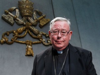 Đức Hồng Y Jean-Claude Hollerich Địa phận Luxembourg, Tổng Tường trình viên của Thượng Hội đồng về Hiệp hành, đến dự một cuộc họp báo để trình bày bản cập nhật về tiến trình Thượng Hội Đồng tại Vatican ngày 26 tháng 8 năm 2022 (Ảnh: CNS / Paul Haring)