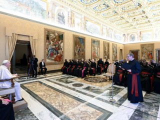Đức Thánh Cha Phanxicô lắng nghe Cha Michael Mass, tân làm Bề trên Tổng Quyền Dòng các Nhà Truyền giáo Marianhill, phát biểu trong buổi tiếp kiến vào ngày 20 tháng 10 năm 2022, tại Hội trường thuộc Điện Tông Tòa tại Vatican (Ảnh: CNS / Truyền thông Vatican)