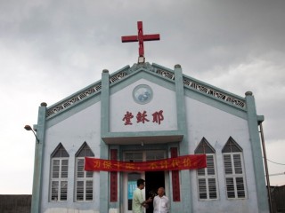 Nhà thờ Kitô giáo Vô Tích với dòng chữ “Nhà thờ Chúa Giêsu” màu đỏ được nhìn thấy tại Long Loan, Ôn Châu, thuộc tỉnh Chiết Giang, miền đông Trung Quốc, trong bức ảnh chụp ngày 15 tháng 7 năm 2014  (Ảnh: AP)