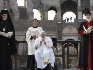 Đức Thánh Cha Phanxicô tham dự  hội nghị thượng đỉnh liên tôn kéo dài ba ngày do Cộng đồng Sant’Egidio tổ chức cùng với các nhà lãnh đạo Kitô giáo (Ảnh: NCR/ Truyền thông Vatican)