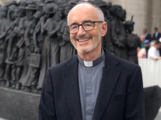 Đức Hồng Y Michael Czerny, một Tu sĩ Dòng Tên, Tổng Trưởng Thánh Bộ Cổ sự Phát triển Con người Toàn diện