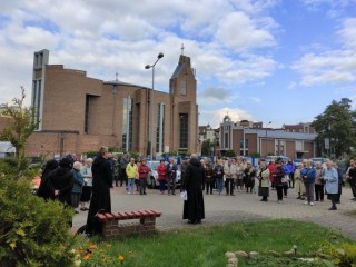 Các tín hữu Công giáo ở Ba Lan cùng nhau lần chuỗi Lòng Chúa Thương Xót, ngày 28 tháng 9 năm 2022 (Ảnh: Monika Bilska)
