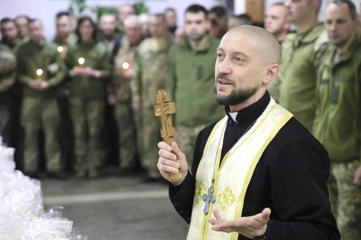 Linh mục Andriy Zelinskyy S.J., giảng viên tại Đại học Công giáo Ukraine và là Tuyên úy quân đội Ukraine