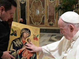 Đức Thánh Cha Phanxicô làm phép ảnh Đức Mẹ Hằng Cứu Giúp trong buổi tiếp kiến các Tu sĩ Dòng Chúa Cứu Thế (Ảnh: Truyền thông Vatican)