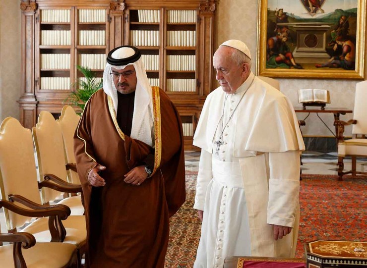 Đức Thánh Cha Phanxicô đang dạo bước cùng với Thái tử Salman bin Hamad Al Khalifa, Thủ tướng Bahrain, trong buổi tiếp kiến riêng tại Vatican ngày 3 tháng 2 năm 2020. Đức Thánh Cha Phanxicô sẽ trở thành vị Giáo hoàng đầu tiên đến thăm Bahrain vào ngày 3-6 tháng 11 năm 2022 (Ảnh: Paul Haring / CNS)